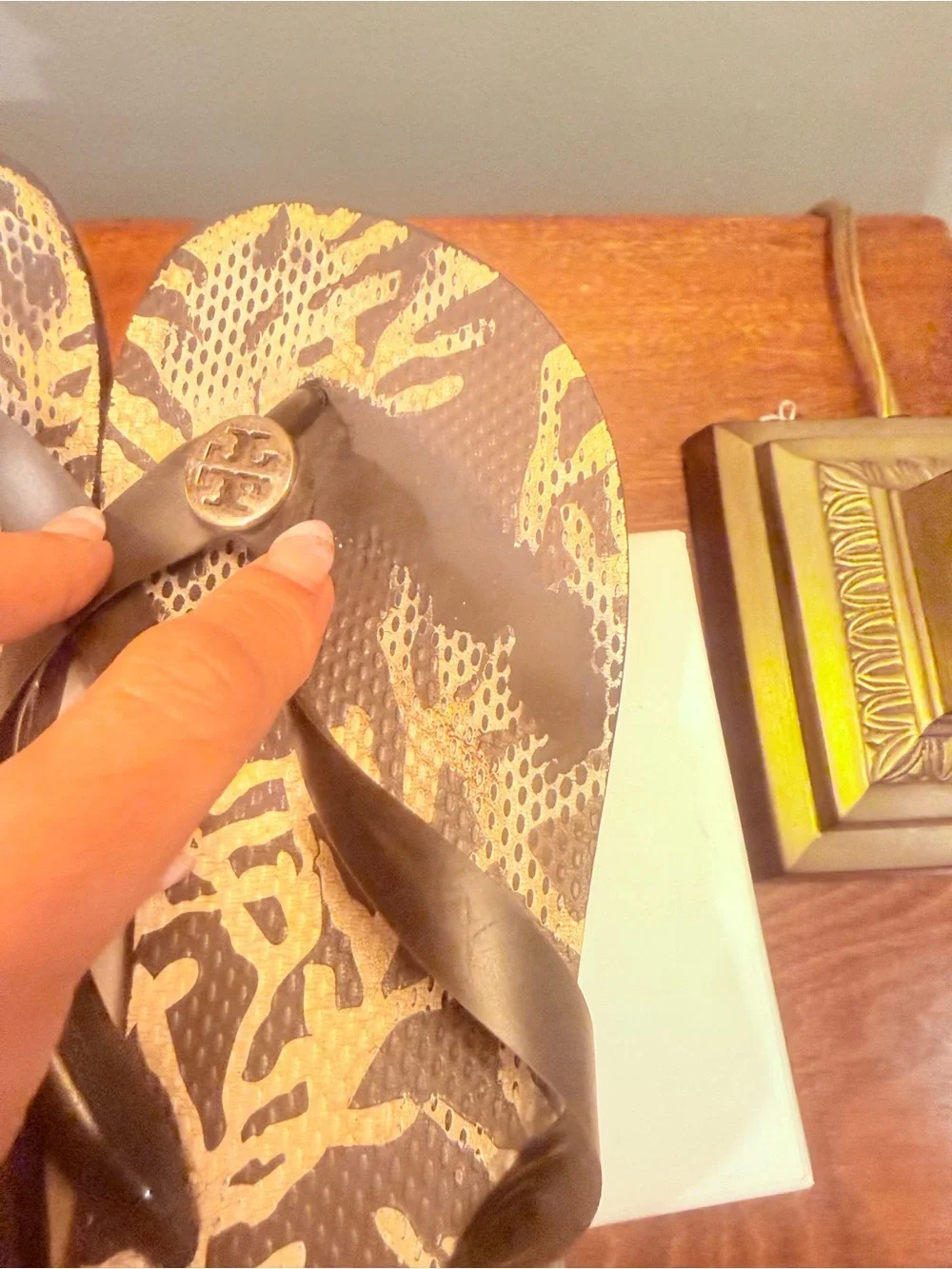 Tory Burch Black Tan Animal Print Gold Logo Flip Flop Sandals Size 7